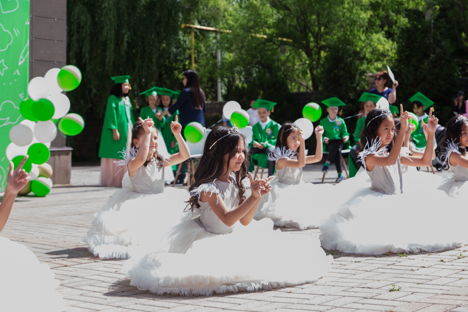 Танец в белых платьях